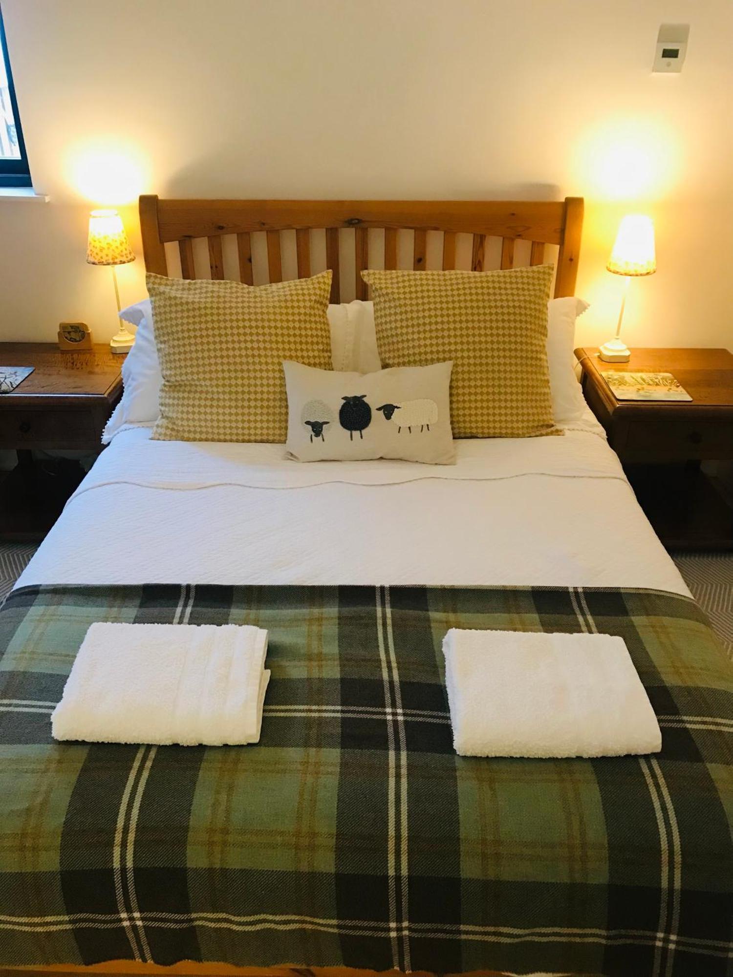 אינברנס City Central Quiet Garden Apartment With Free Parking מראה חיצוני תמונה